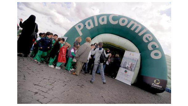 Immagine: L'altra faccia del macero in piazza Castello