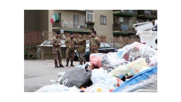 Immagine: Esercito a Napoli: le vie della città quasi ripulite, ma in provincia la situazione è ancora grave