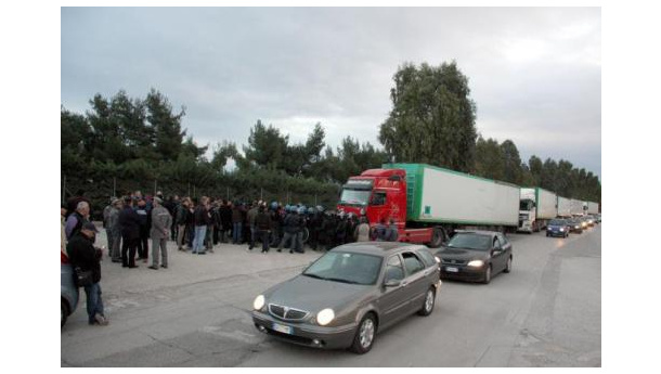 Immagine: Operazione Solidarietà Campania: i cittadini bloccano i tir. Nicastro convoca vertice nella Provincia di Taranto