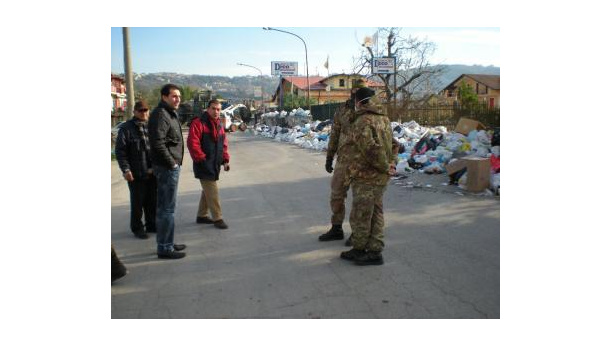 Immagine: Esercito in azione nel Napolitano: 6-7mila tonnellate ancora da rimuovere