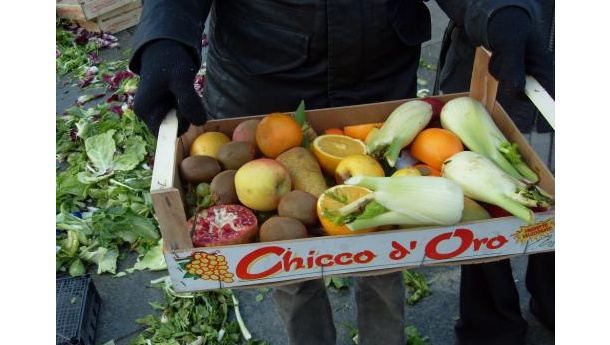 Immagine: Frullare la frutta scartata al mercato