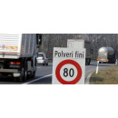 Immagine: In auto fuori città a 80 Km/h per ridurre lo smog