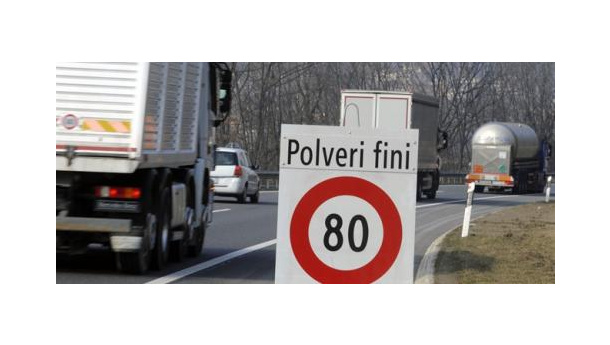 Immagine: In auto fuori città a 80 Km/h per ridurre lo smog