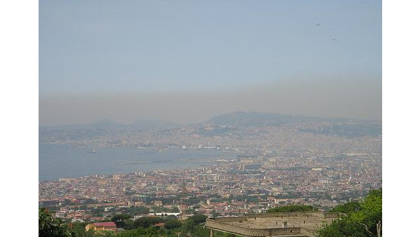 Immagine: Allarme smog a Napoli, misure d’emergenza del comune: giovedì e venerdì Ztl dalle 7.30 alle 17.30