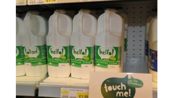 Immagine: Regno Unito: arriva la bottiglia del latte di carta (e un po' di plastica) riciclata