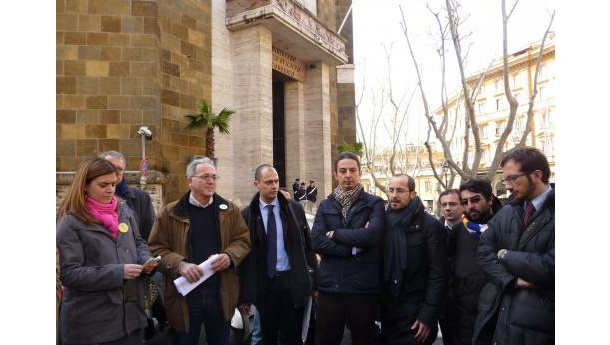 Immagine: Decreto rinnovabili, le associazioni del settore tornano a protestare: il provvedimento “ammazza” solare ed eolico