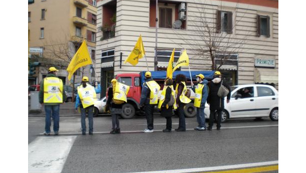 Immagine: Blitz a San Giovanni degli ambientalisti contro l'abolizione di una corsia preferenziale per gli autobus