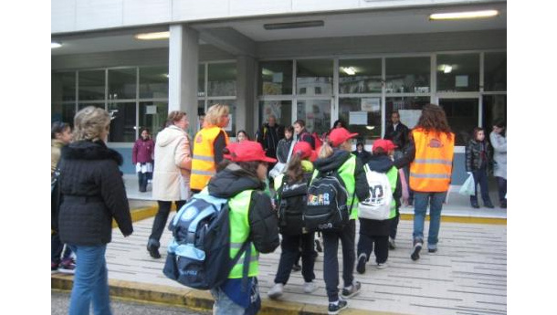Immagine: Piedibus: dopo gli ottimi risultati di Napoli il progetto sarà esteso in provincia; al via il corso per accompagnatori