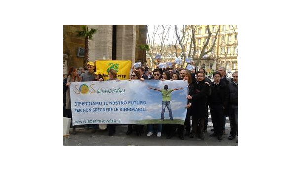 Immagine: Il popolo delle rinnovabili a Milano per protestare contro il decreto Romani