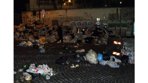 Immagine: Napoli affonda sotto i rifiuti. Comune e Regione litigano