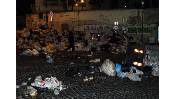 Immagine: Napoli affonda sotto i rifiuti. Comune e Regione litigano