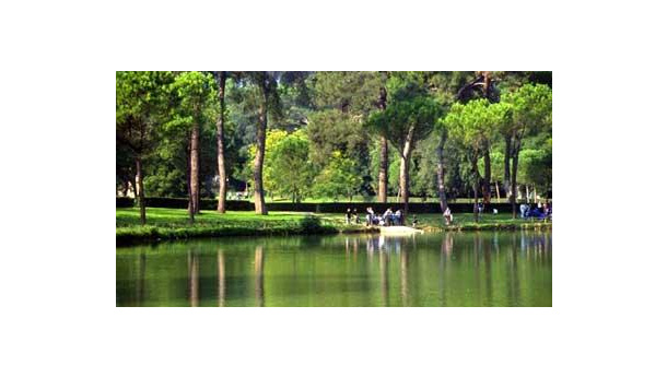 Immagine: Legambiente lancia l'allarme degrado: nel parco di Villa Ada rifiuti su 10.000 metri quadrati