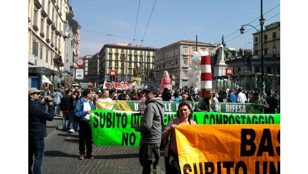 Immagine: Monnezza day: i cittadini campani in piazza per un piano alternativo dei rifiuti | Video