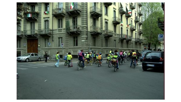 Immagine: Gli allievi della scuola Fontana vanno a scuola pedalando | Foto gallery