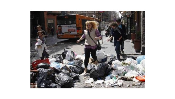 Immagine: Rifiuti, Napoli sommersa. Giacomelli: «La responsabilità è di Provincia e Regione»