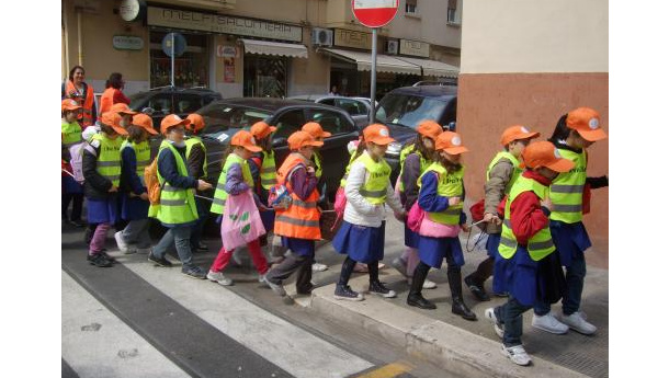 Immagine: Bari, ECOmportamenti: un piedibus nel quartiere Madonnella | Photogallery