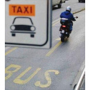 Immagine: Motorini sulle preferenziali, sperimentazione già a rischio