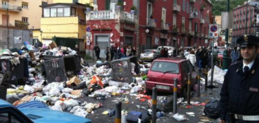 Rifiuti, bloccati due compattatori a Cava Sari. Berlusconi annuncia nuova discarica nel nolano