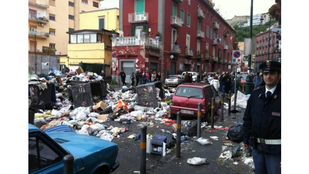 Immagine: Rifiuti, bloccati due compattatori a Cava Sari. Berlusconi annuncia nuova discarica nel nolano