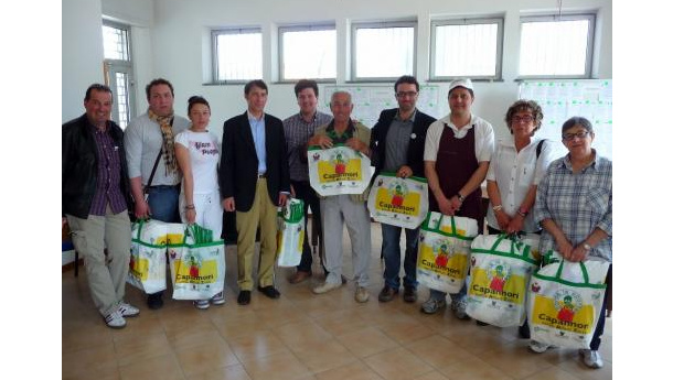 Immagine: “Porta la Sporta”, consegnate ai negozianti di Marlia le prime borse riutilizzabili