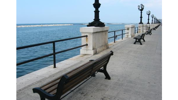 Immagine: Lungomare di Bari: nuovi cestini antisalsedine (ma senza differenziata)