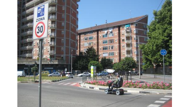 Immagine: Zona 30 a Mirafiori Nord: le impressioni di un pedone, un ciclista e una barista