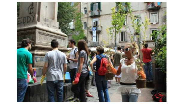 Immagine: Piazza Bellini ripulita dai cittadini