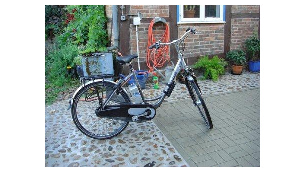 Immagine: De Magistris: stop auto blu, assessori al lavoro in bici elettrica