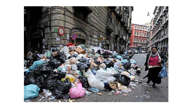 Immagine: Rifiuti a Napoli. Ue: Italia rischia sanzioni. Sodano: presenteremo piano ecocompatibile