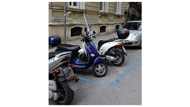 Immagine: Roma: le moto potranno parcheggiare gratis nelle strisce blu? Rassegna stampa