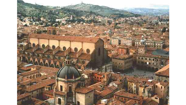Immagine: Bologna contende  a Firenze il titolo di città pedonale