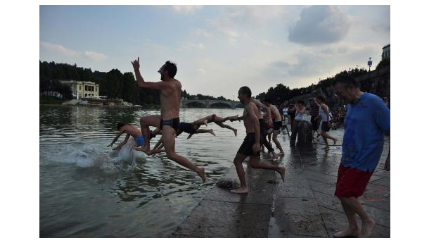 Immagine: Torino: il Po riconquistato dai tuffatori del Big Jump 2011 | Video e Foto