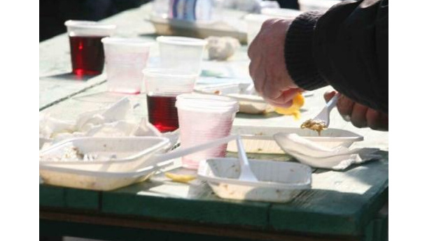 Immagine: Raccolta estesa a piatti e bicchieri di plastica. Tornavacca (Esper): “Elemento positivo ma vigilare su pulizia materiale”