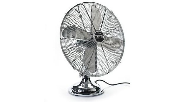 Immagine: Contro il caldo estivo, meglio il ventilatore o l'aria condizionata?