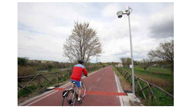 Immagine: Ciclabile di Tor di Valle, fuori uso colonnina di emergenza