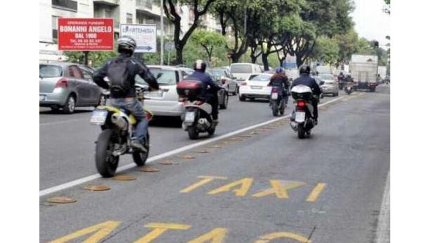 Immagine: Preferenziali aperte alle moto, conclusa la sperimentazione. Legambiente: «Un fallimento»