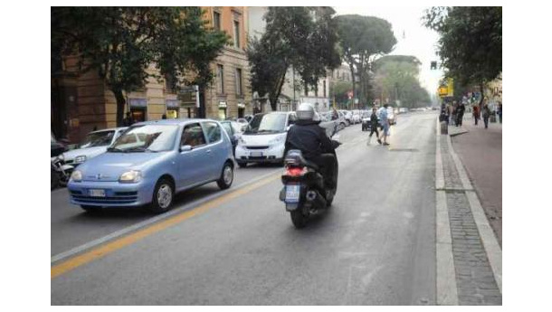 Immagine: Moto sulle preferenziali di Roma, sperimentazione prolungata fino al 30 settembre
