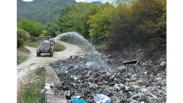 Immagine: Ama, al via la bonifica di una discarica abusiva a Colle degli Abeti