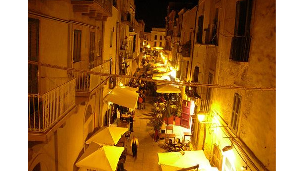 Immagine: Bari: Piazza della Cattedrale, troppe auto di notte