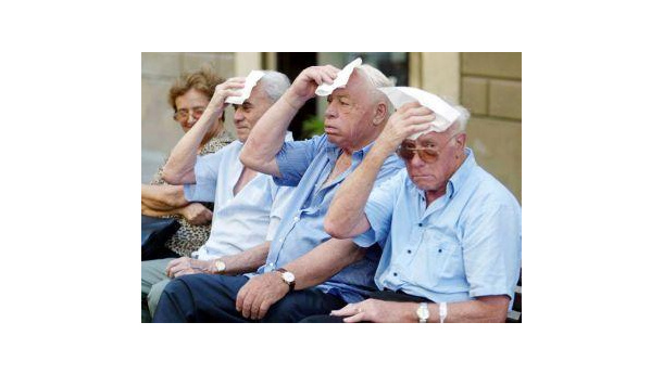 Immagine: Milano, 10 anziani deceduti in due giorni: malattie aggravate dal caldo e dalla disidratazione