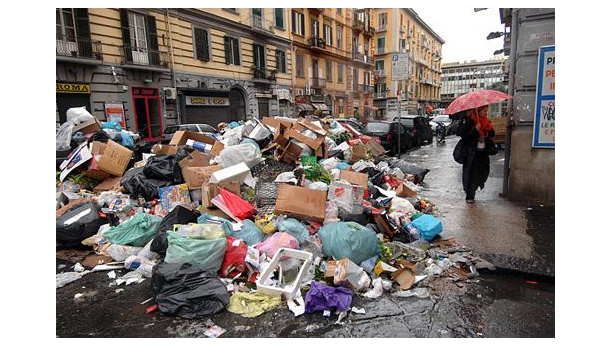Immagine: Ue pronta a mettere in mora l'Italia per i rifiuti napoletani