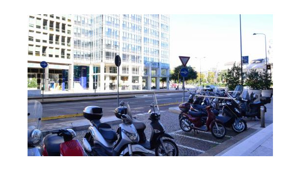 Immagine: Prima domenica a piedi della stagione, e intanto cala lo smog