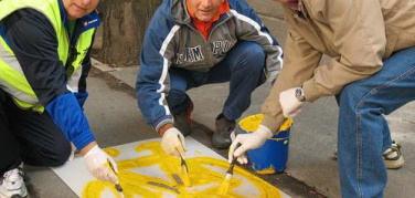 A Foggia i cittadini ridipingono il logo che caratterizza le piste ciclabili