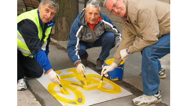 Immagine: A Foggia i cittadini ridipingono il logo che caratterizza le piste ciclabili
