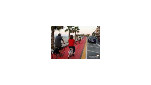 Immagine: Bari: festa del respiro in difesa delle piste ciclabili