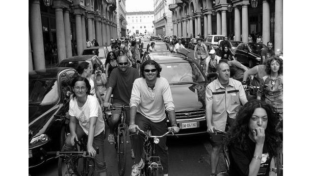 Immagine: La crescita degli spostamenti in auto rallenta. Bici e bus più popolari