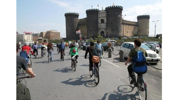 Immagine: Biciclette e mezzi pubblici, a Napoli il turismo diventa sostenibile