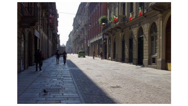 Immagine: Via Carlo Alberto: pedonalizzazione a metà