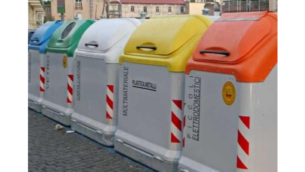 Immagine: Rifiuti: Scampia, la rivoluzione comincia porta a porta | Video