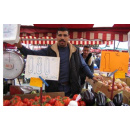 Immagine: Porta Palazzo: una mela in omaggio a chi dice addio agli shopper di plastica